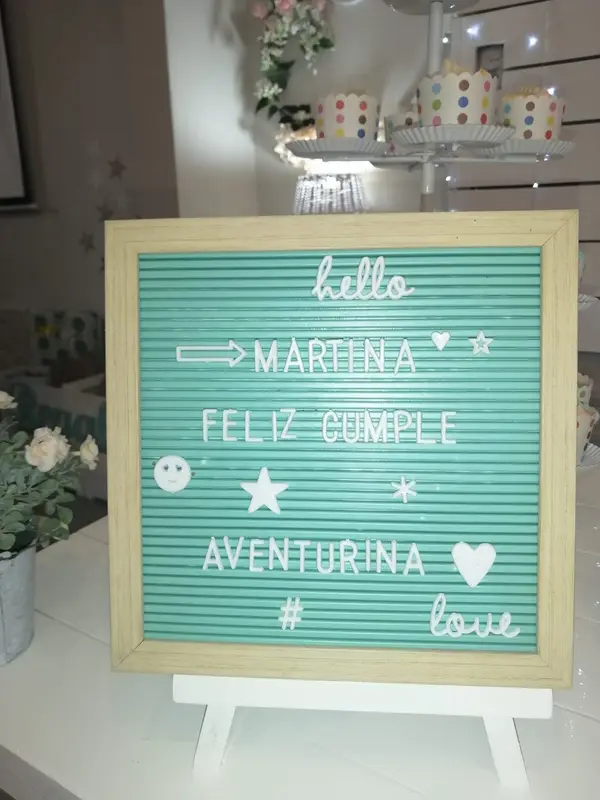Cartel de letras turquesa que dice hello Martina, feliz cumple, Aventurina